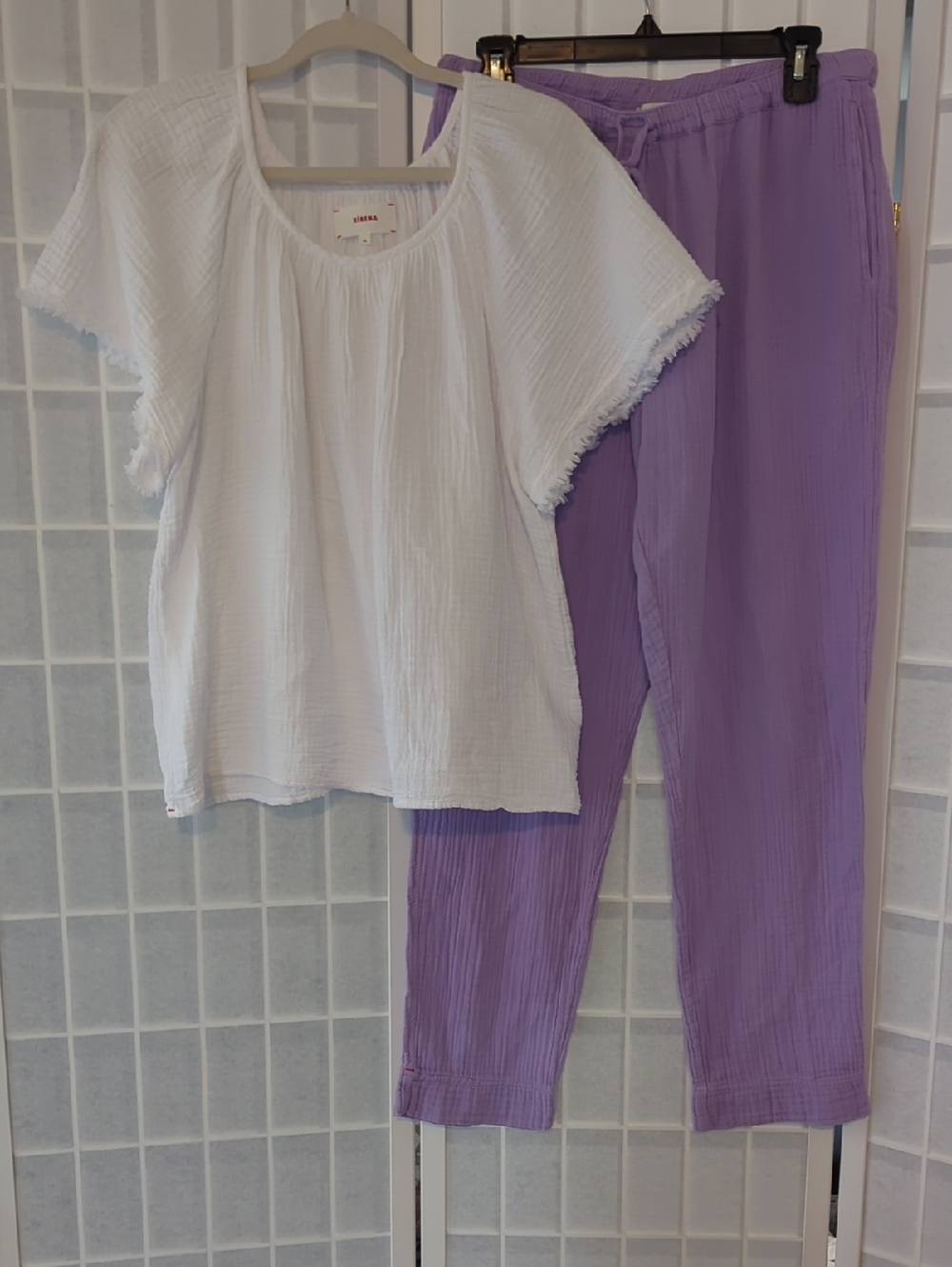 XiRENA White Gauze Top with Lavender Gauze Pant